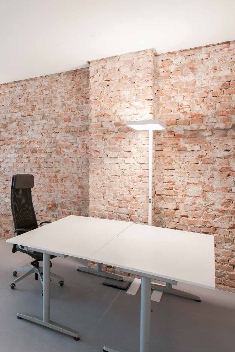 Molto Luce, Office-Stehleuchte Mia, Raumbild, hochwertige Bürobeleuchtung