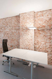 Molto Luce, Office-Stehleuchte Mia, Raumbild, hochwertige Bürobeleuchtung