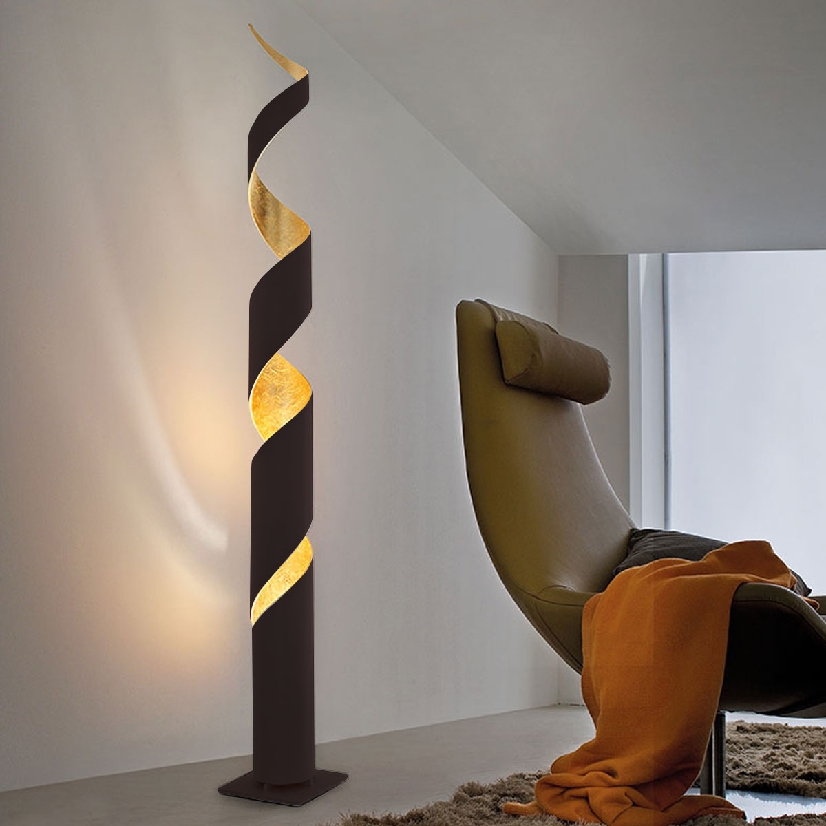 Braga, Stehleuchte Truciolo LED, Schwarz-Blattgold, stilvolle Raumbeleuchtung
