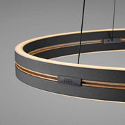 Nahaufnahme der E-Loop Pendelleuchte mit LED-Beleuchtung und Design-Details