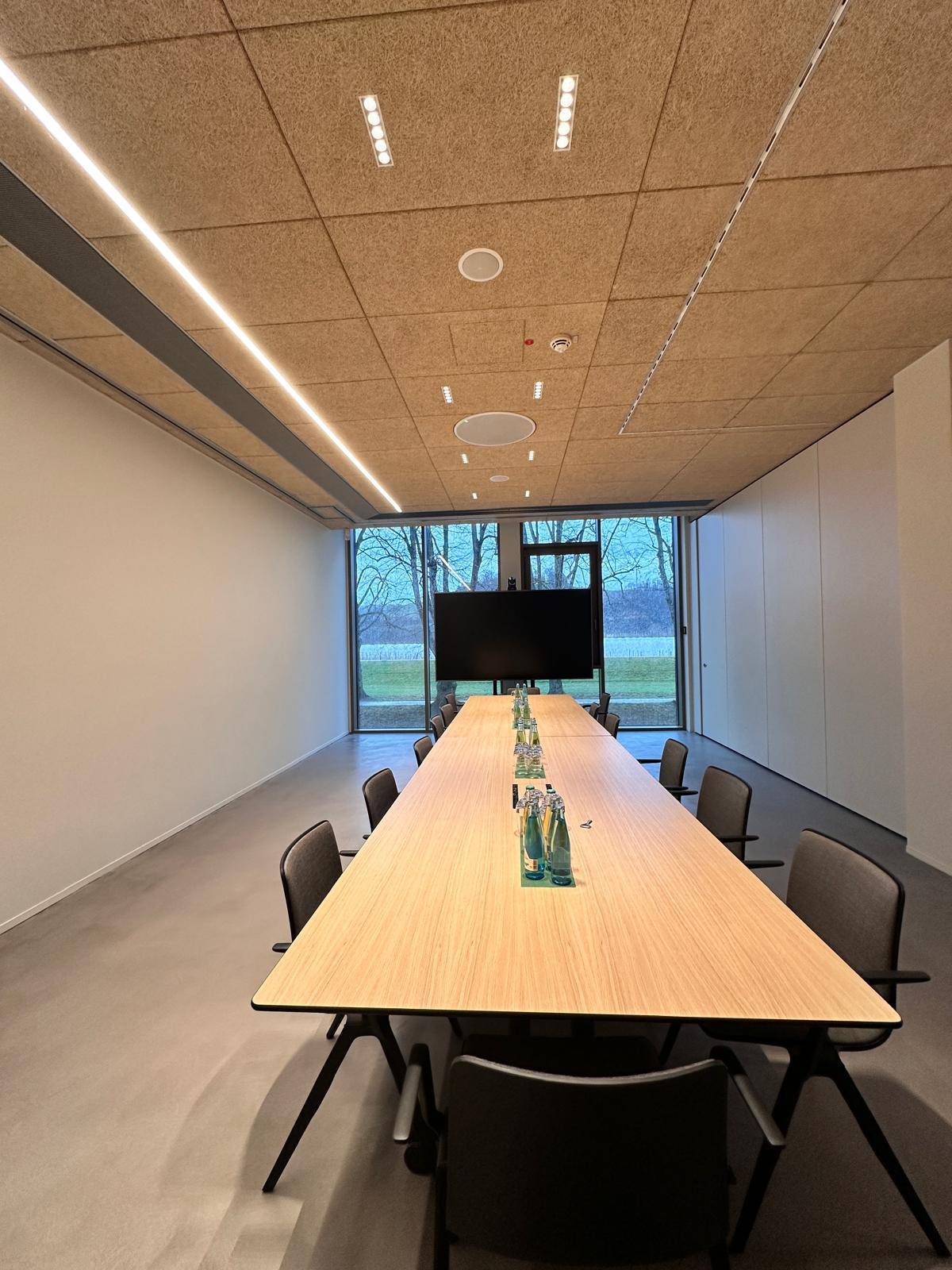 Arkoslight Black Foster Micro 5-fach, schwarz, Moderne Anwendung im Konferenzraum