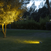 Abendliche Gartenbeleuchtung mit Solarleuchte Oje