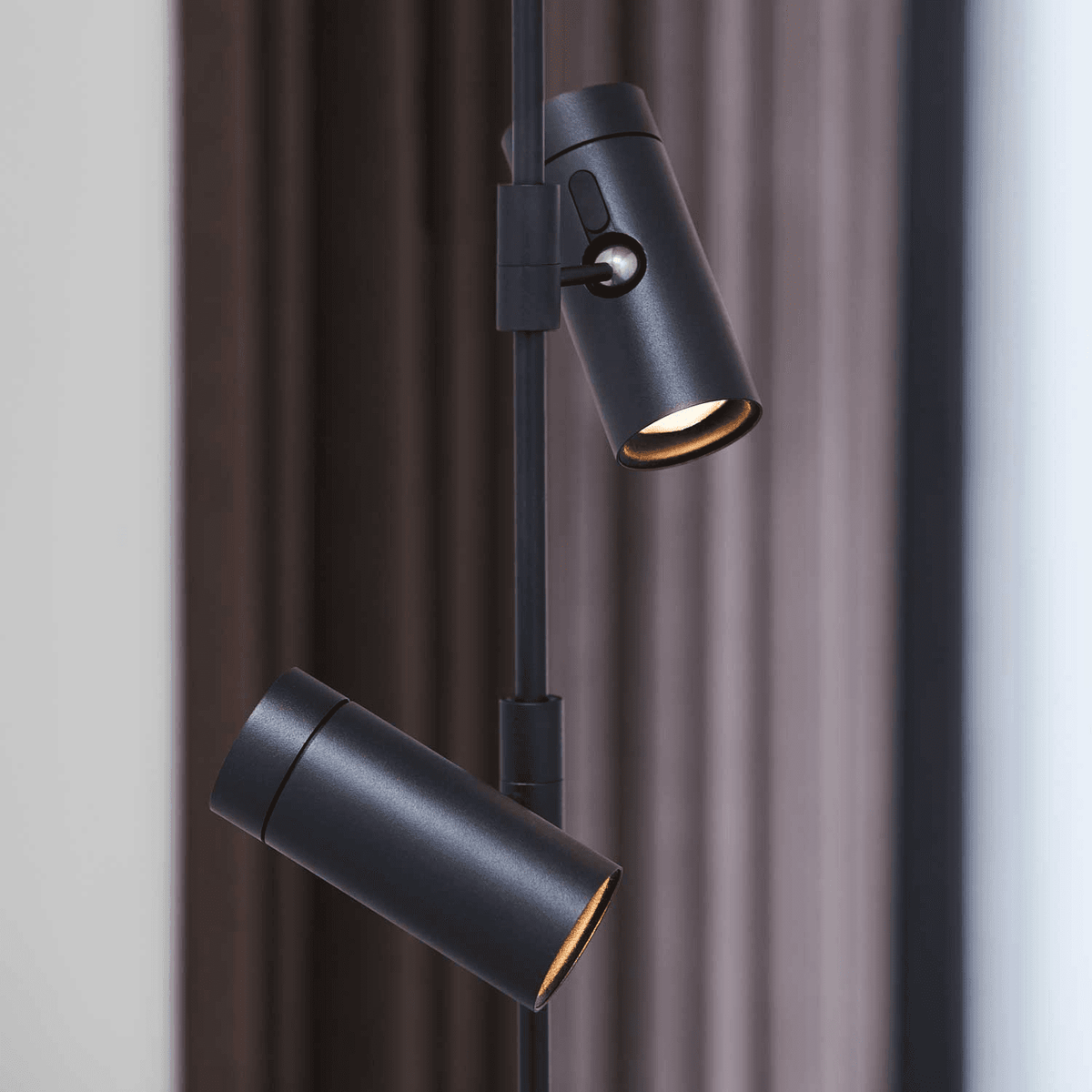 Moderne schwarze Stehleuchte, flexible Spotlights