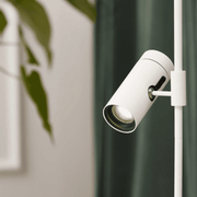 Sia Stehleuchte – Elegante Lichtlösung, weiß, Nahaufnahme