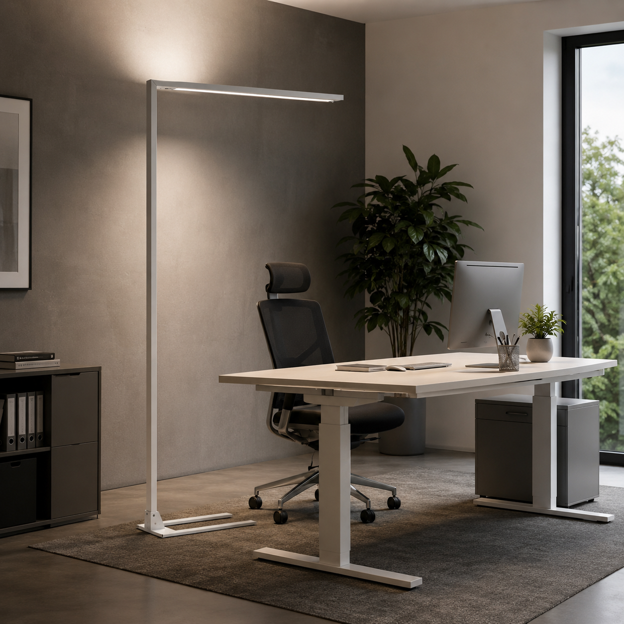 Arcchio Jolinda LED-Büro-Stehleuchte in Weiß am Arbeitsplatz