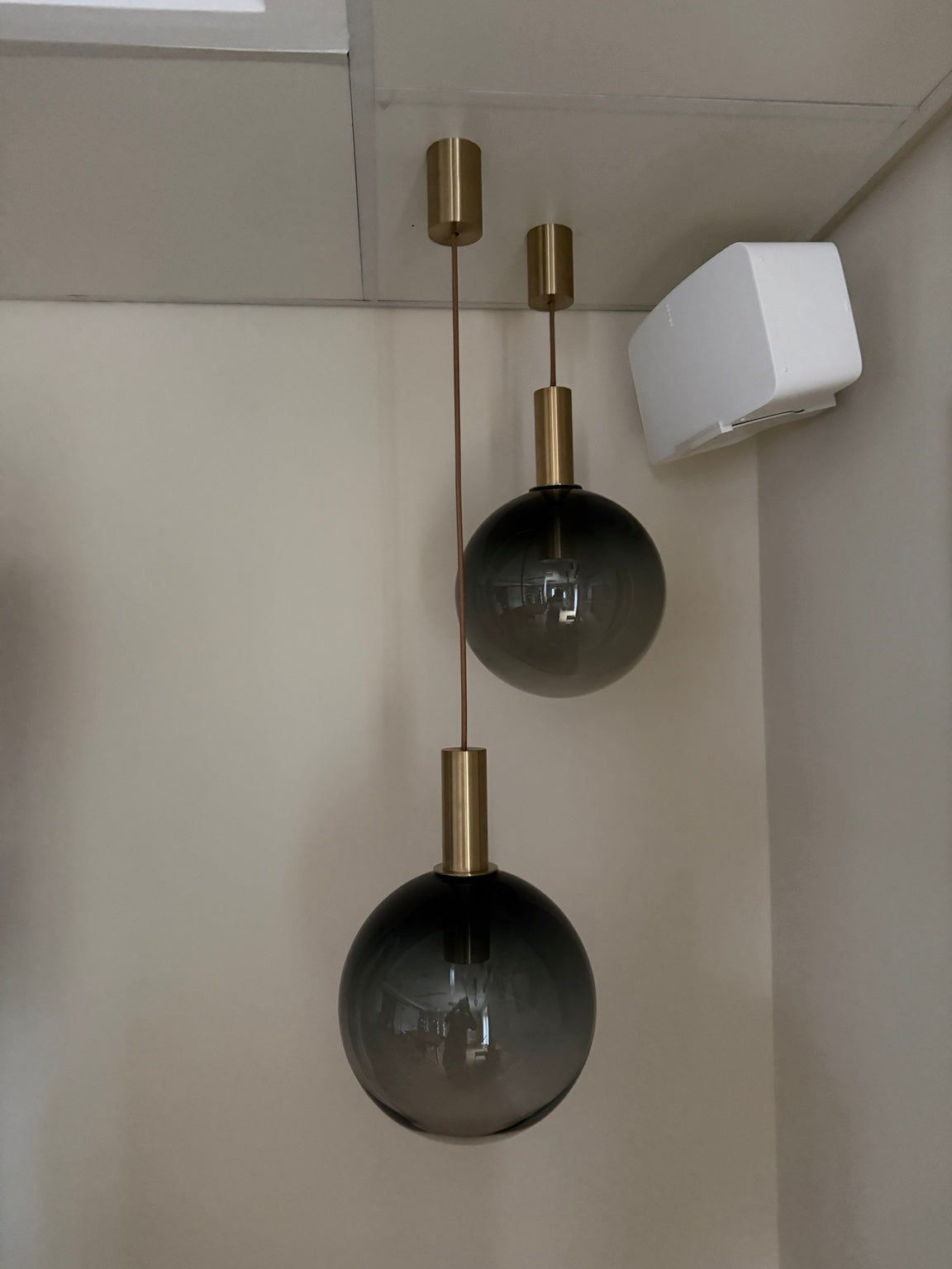 Drei BOMMA Divina Pendelleuchten als Ausstellungsstücke im Showroom