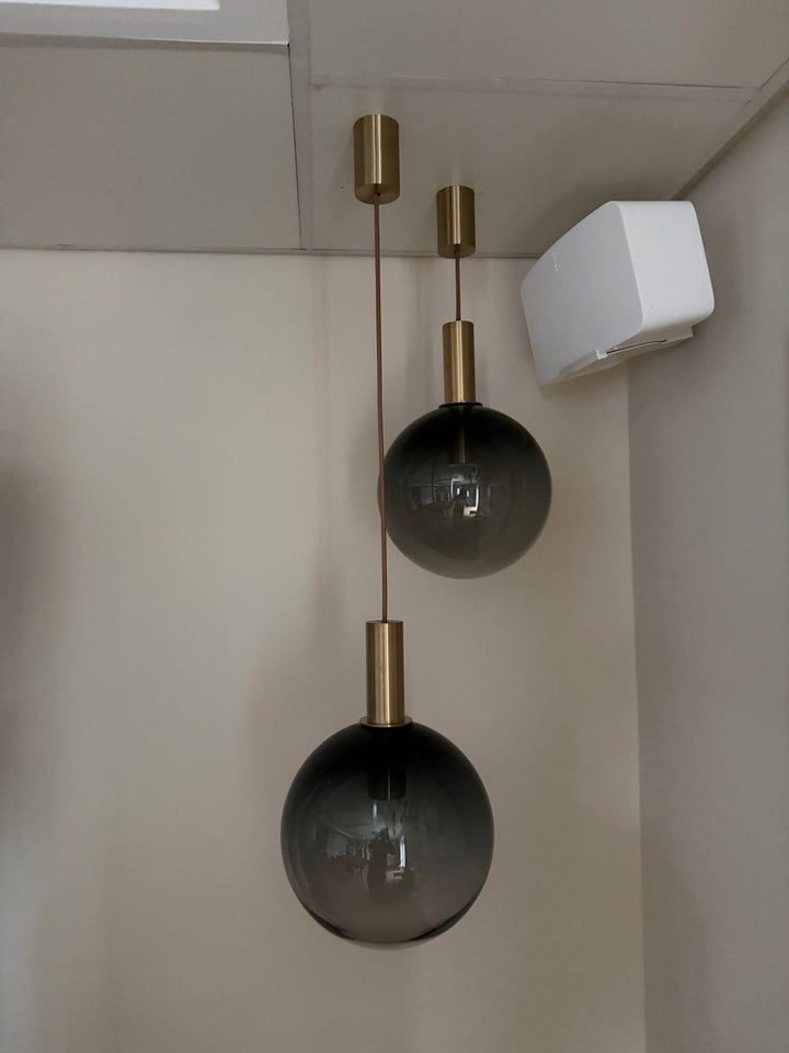 Drei BOMMA Divina Pendelleuchten als Ausstellungsstücke im Showroom