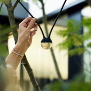 IP44.de Akku-Lichterkette cherry bubbls Powerbank, moderne Anwendung im Garten