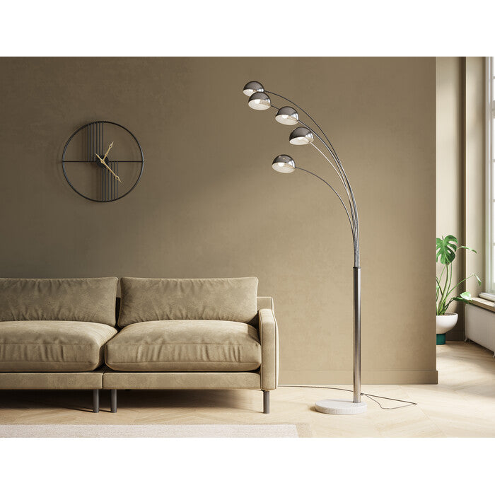 KARE Design Five Fingers Economy Bogenstehleuchte neben Sofa