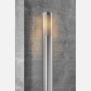 Nordlux Matrix 95 Outdoor-Standleuchte in Aluminium – beleuchtete Ansicht