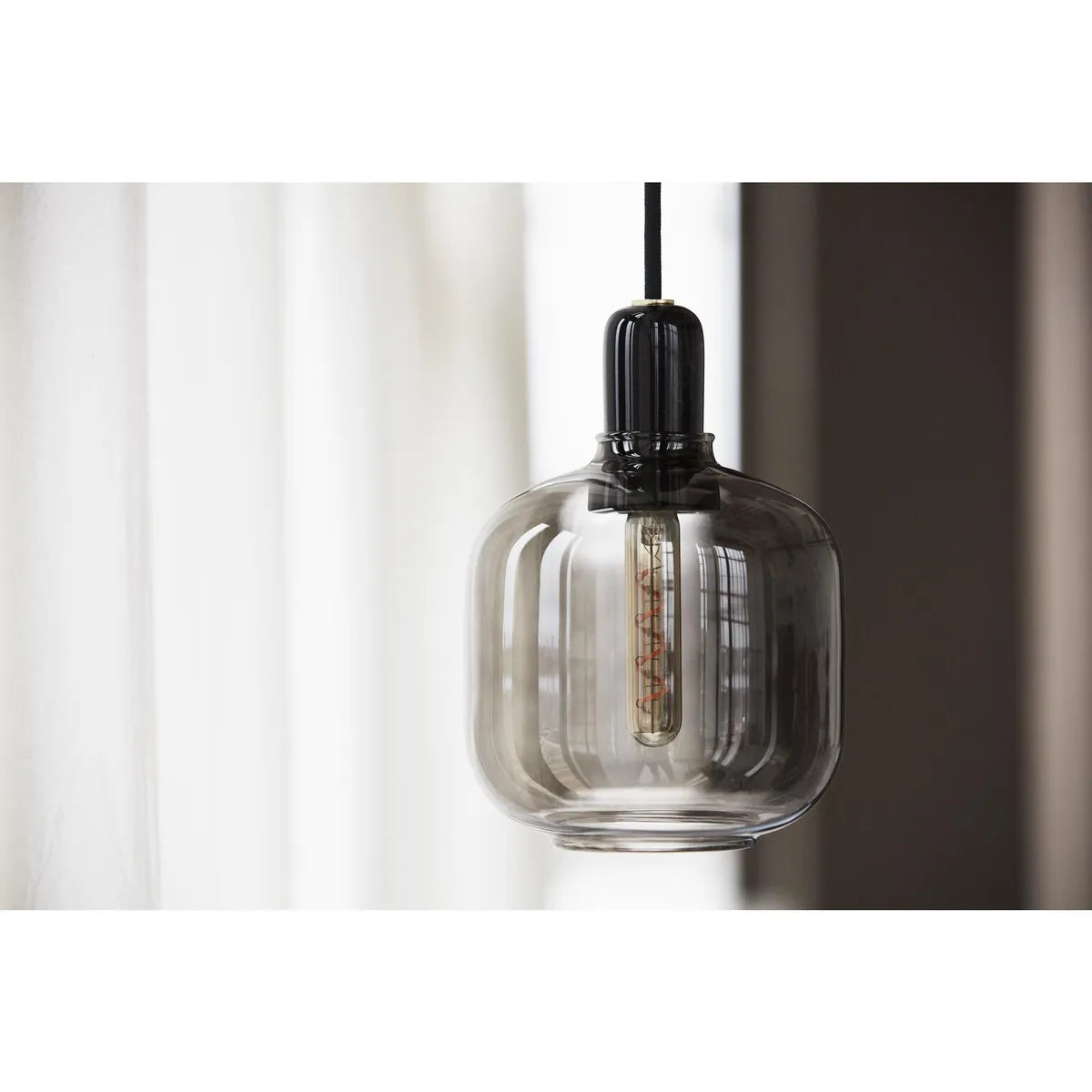 Normann Copenhagen Amp Small Pendelleuchte im Wohnambiente