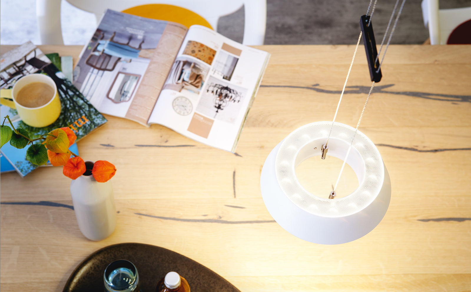 OLIGO GLANCE LED-Pendelleuchte Weiß matt über einem Esstisch