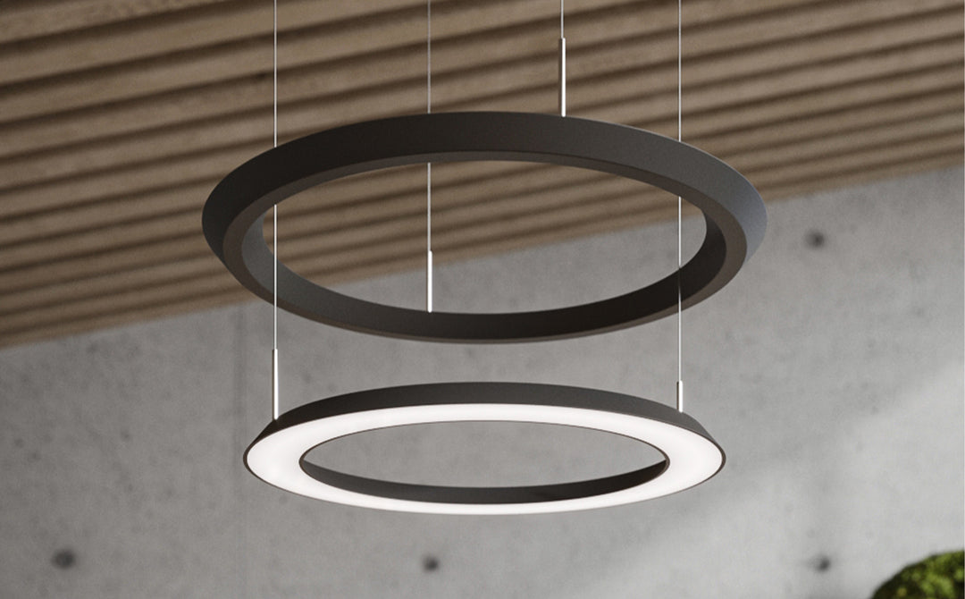 OLIGO YANO Pendelleuchte Schwarz mit zwei Lichtringen über einem Tisch