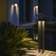 Moderne Solarleuchte im Garten