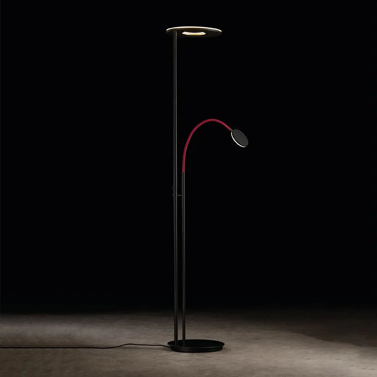Holtkötter, Deckenfluter Nova Flex, Raumbild, moderne Lichtlösung
