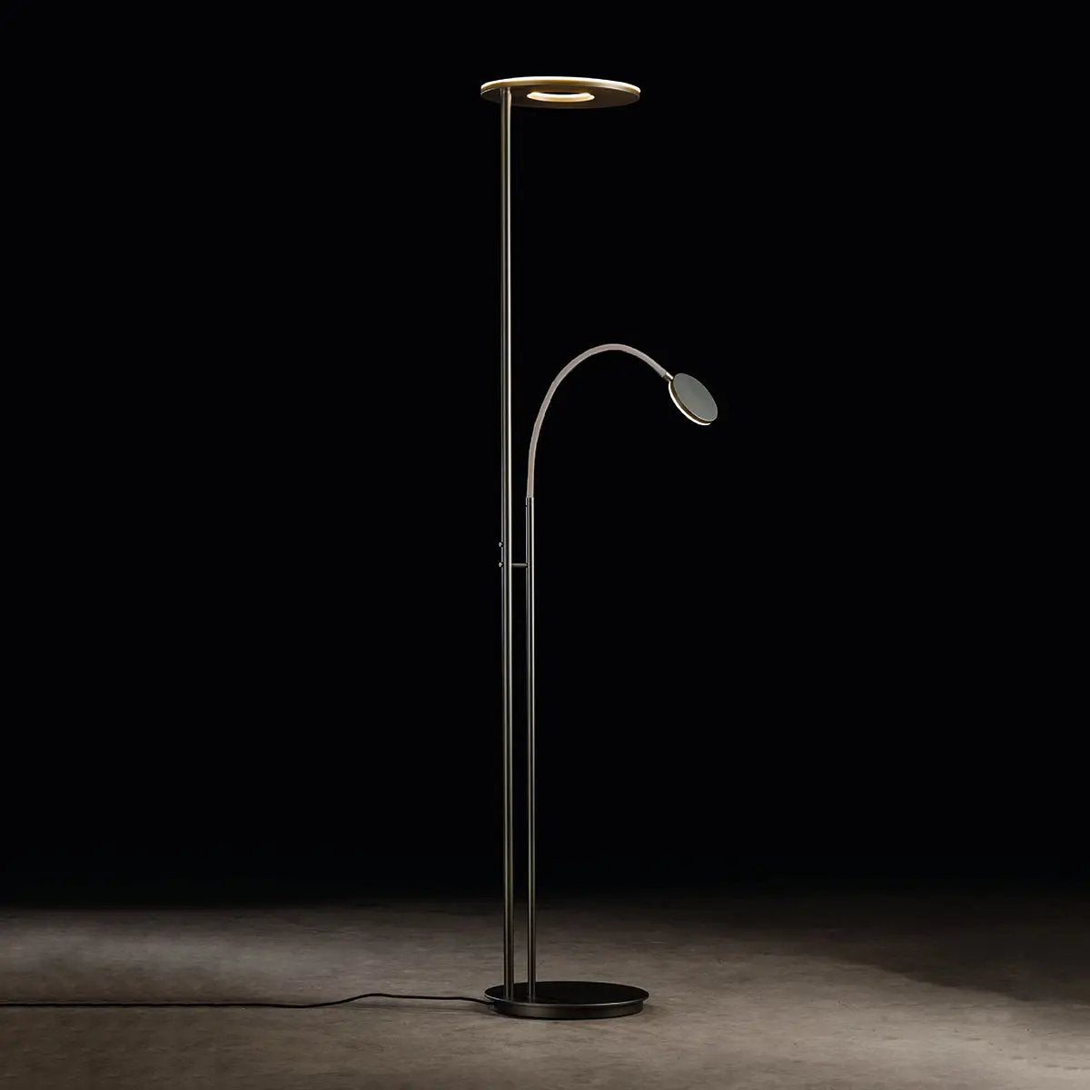 Holtkötter, Deckenfluter Nova Flex, Raumbild, hochwertige Lichtlösung