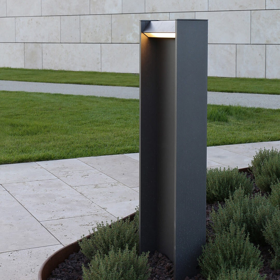 IP44.de Pollerleuchte slat, moderne Anwendung im Garten