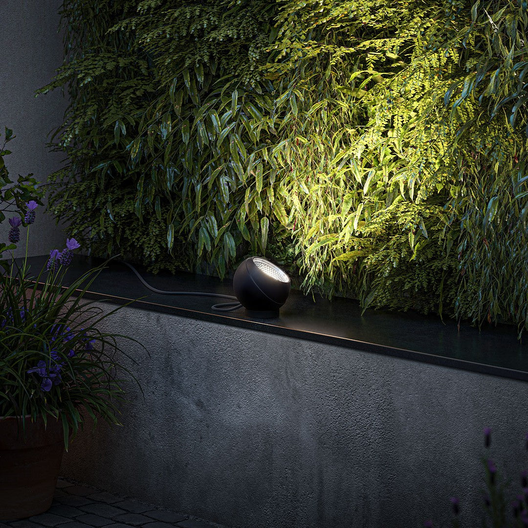 IP44.de LED Spießleuchte shot, schwarz, moderne Anwendung im Garten