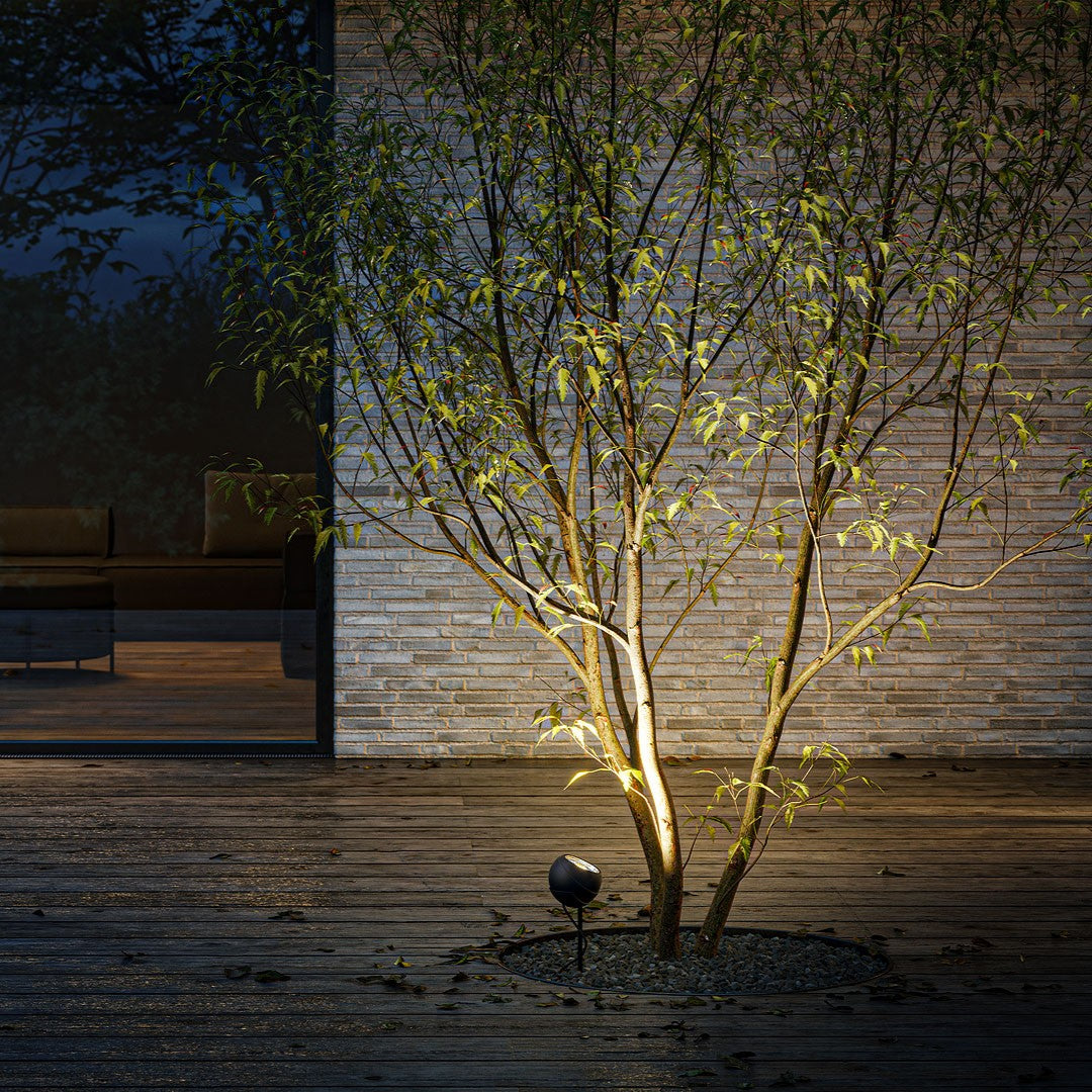 IP44.de LED Spießleuchte shot, schwarz, moderne Anwendung im Garten