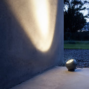 IP44.de LED Spießleuchte shot, schwarz, moderne Anwendung im Garten