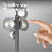 Nahaufnahme der Stehleuchte Popup mit Touch-Dimmer und stilvollen Rauchgläsern