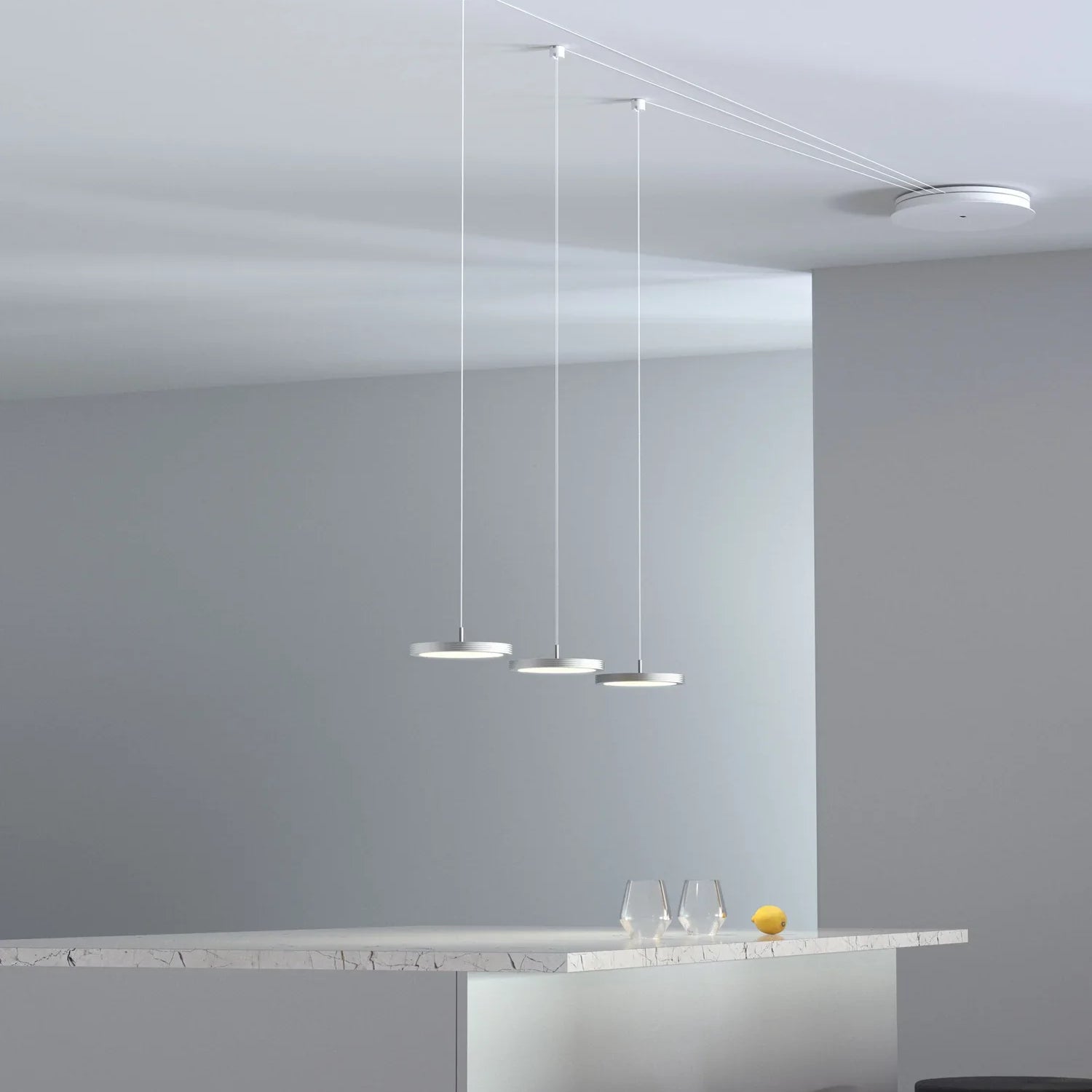 USUS Fly LED Pendelleuchte 3-flammig mit drei weißen Leuchtentellern