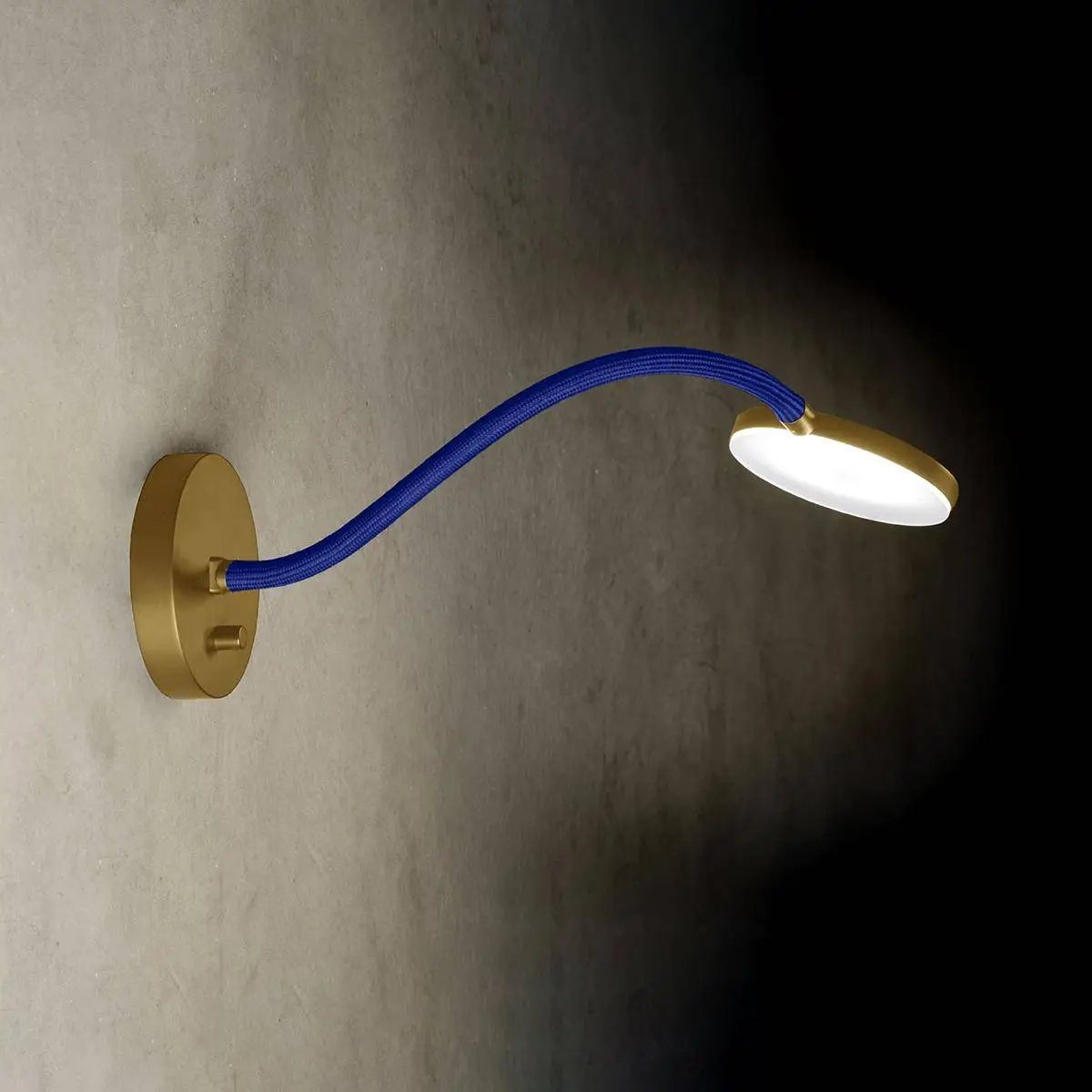 Holtkötter, Wandleuchte Flex W, Messing Blau, stilvolle Lichtlösung