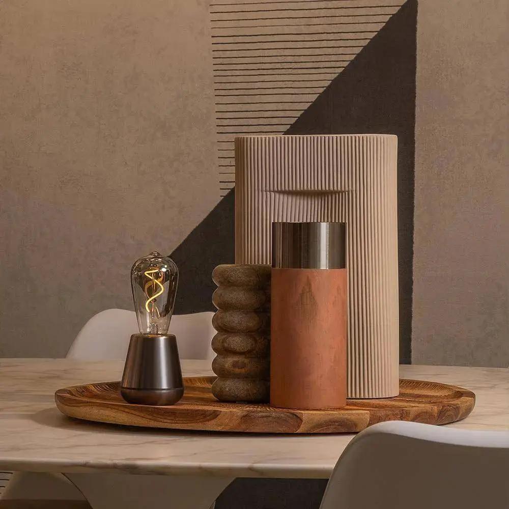 Humble, Akku-Tischleuchte One Table, Titan Raumbild, stilvolle Raumbeleuchtung
